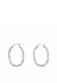 Srebrne kolczyki koła o skręconej teksturze, wyposażone w bezpieczne zapięcie i owalny kształt, z błyszczącym metalicznym wykończeniem.