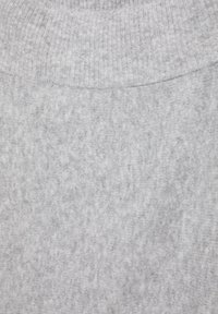 Hellgrauer Pulloverstoff mit weicher Textur und geripptem Halsausschnitt. Verfügt über ein dezentes Muster und eine glatte Oberfläche.