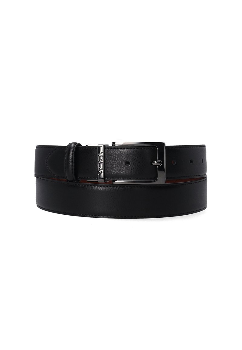 Zwarte leren riem met een gladde textuur, voorzien van een zilveren metalen gesp en rode accentstiksel langs de randen voor extra detail.
