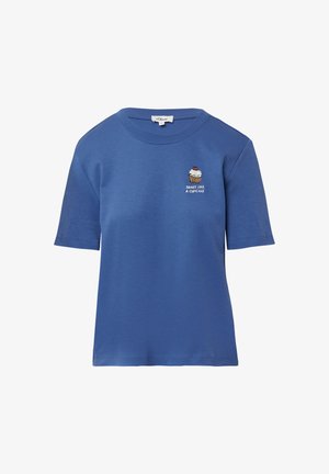 Niebieska bawełniana koszulka z krótkim rękawem, okrągłym dekoltem i grafiką babeczki z napisem "SŁODKI JAK BABECZKA" w białym i czarnym kolorze.