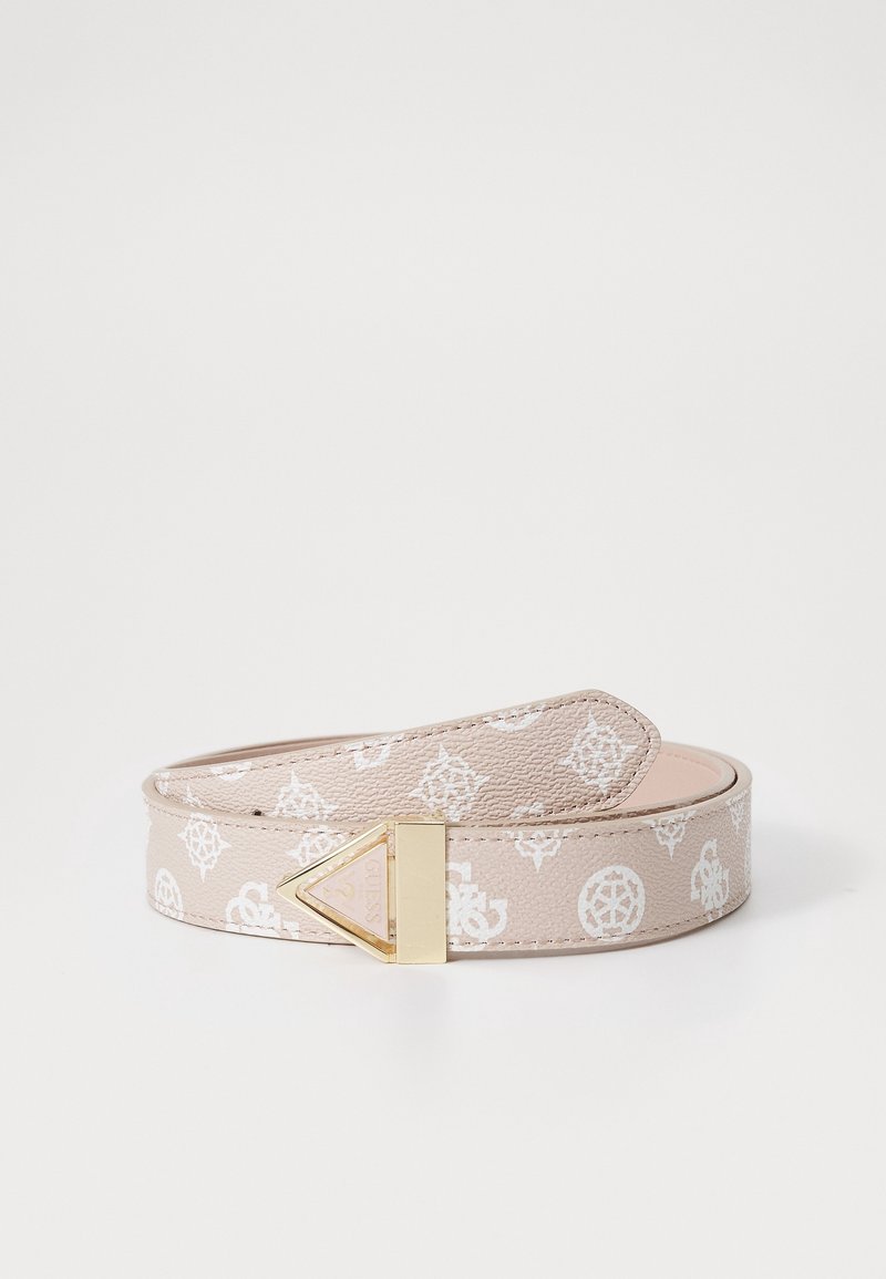 Ceinture en cuir beige avec des motifs géométriques blancs et une boucle triangulaire dorée reposant sur une surface blanche unie.