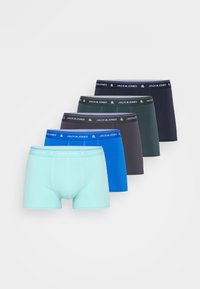 Pet par boxerjev v različnih barvah: svetlo modra, temno siva, zelena, temno mornarsko in turkizna, vsi z črnim pasom z oznako "JACK & JONES."