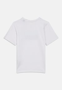 Λευκό βαμβακερό t-shirt με κοντά μανίκια, στρογγυλή λαιμόκοψη και ομαλή υφή. Χωρίς γραφικά ή σχέδια στην πλάτη.