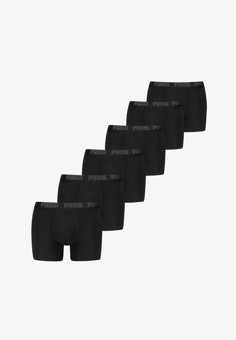 Boxers pretos em um pacote de sete, feitos de tecido suave, com uma faixa cinza com a marca "PUMA" na parte superior.