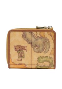 Portafoglio in pelle marrone con stampa di una mappa antica. Presenta una chiusura a zip e grafiche dettagliate in toni naturali di verde e beige.