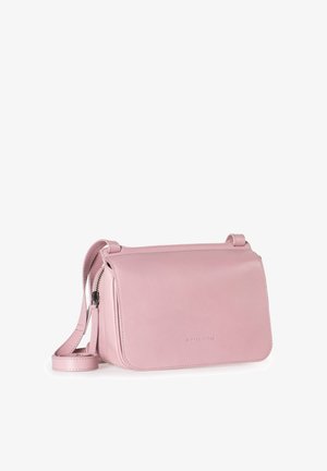 Borsa a tracolla in pelle rosa con forma rettangolare, chiusura a patta, tracolla regolabile e dettagli di cucitura discreti. Texture liscia, hardware minimale.