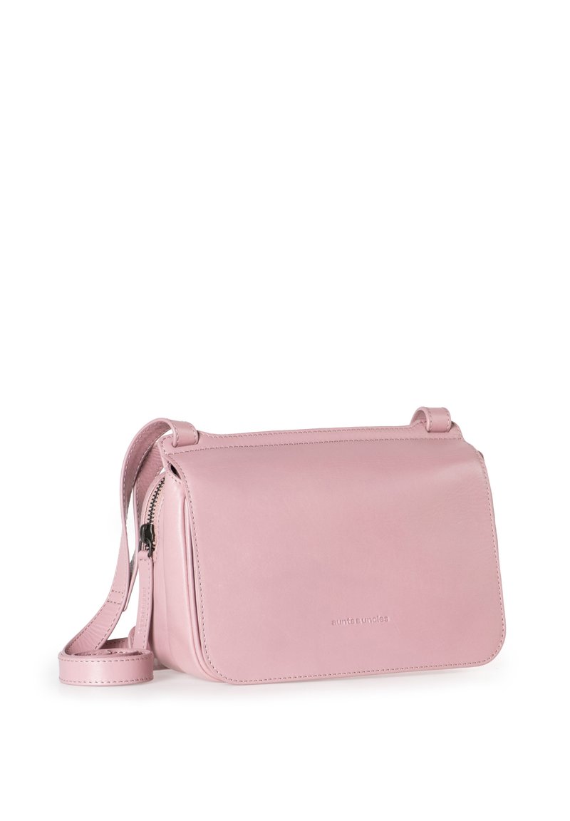 Borsa a tracolla in pelle rosa con forma rettangolare, chiusura a patta, tracolla regolabile e dettagli di cucitura discreti. Texture liscia, hardware minimale.