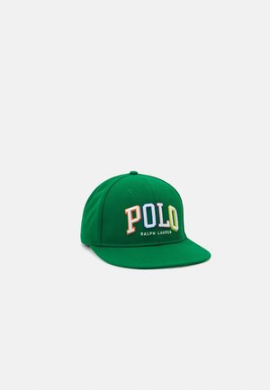 Casquette de baseball verte à visière plate, brodée du texte multicolore "POLO" et du texte blanc "Ralph Lauren" sur le panneau avant.