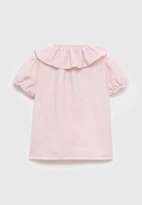 Světle růžový top s krátkým rukávem, rýhovaným výstřihem a nabíranými rukávy. Vyrobeno z texturované, pruhované látky. Zobrazeno zezadu.