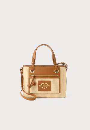Majhna bež tkanina torba z rjavimi usnjenimi ročaji, sprednjim žepom z zadrgo in zlate ploščice z napisom "Love Moschino".