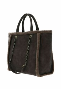 Bruine boodschappentas van nep leer met een zachte beige rand. Heeft dubbele handgrepen en een kettinkaccent langs de zijkant. Zachte textuur, rechthoekige vorm.