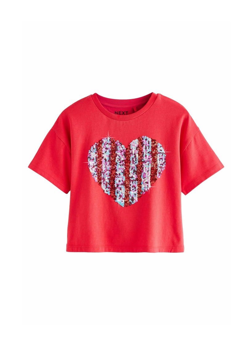 Rotes Baumwoll-Crop-Top mit einem großen, mit Pailletten verzierten Herzdesign in wechselnden rot-blauen Streifen. Kurze Ärmel und runder Ausschnitt.