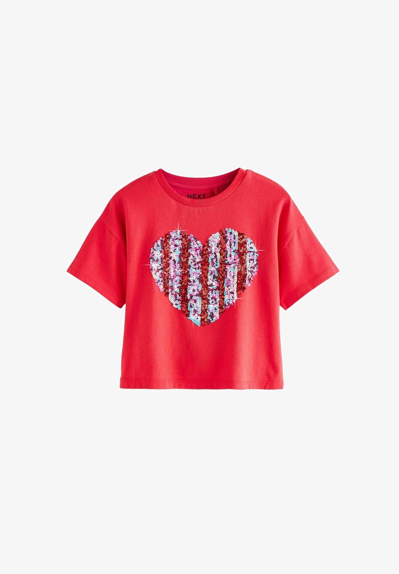 Rotes Baumwoll-Crop-Top mit einem großen, mit Pailletten verzierten Herzdesign in wechselnden rot-blauen Streifen. Kurze Ärmel und runder Ausschnitt.