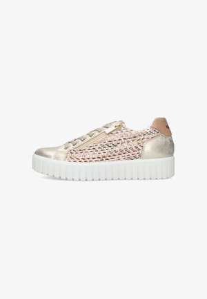Sneaker intrecciata beige e rosa con dettagli metallici dorati, suola spessa bianca zigrinata, cerniera laterale e chiusura con lacci.