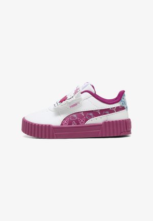 Puma KinderSneaker mit einem weißen Lederobermaterial, pinker Gummisohle, ausgestattet mit einem Hello Kitty-Design an der Seite und einem Klettverschluss.