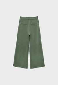 Široke hlače krojene do pola lista u prigušenoj zelenoj boji s petljama za remen i dva stražnja džepa, prikazane s leđa na jednobojnoj pozadini.