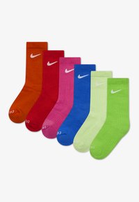 Zestaw sześciu skarpetek Nike w intensywnych kolorach: pomarańczowym, czerwonym, różowym, niebieskim, jasnooliwkowym i ciemnozielonym. Żebrowana tekstura z białymi akcentami logo.