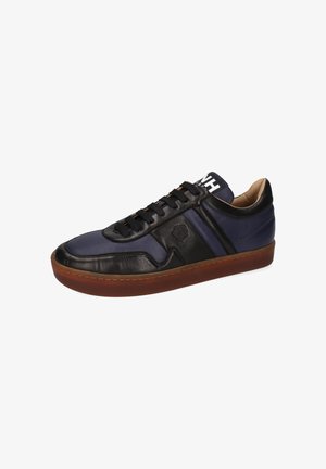 Schwarze und marineblaue Leder-Sneaker mit strukturiertem Finish, runder Spitze, Schnürverschluss, brauner Gummisohle und Logodetail auf der Zunge.