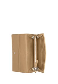 Beige leren portemonnee met een ritsvak, meerdere kaartsleuven, een gladde textuur en minimalistische ontwerpkenmerken.