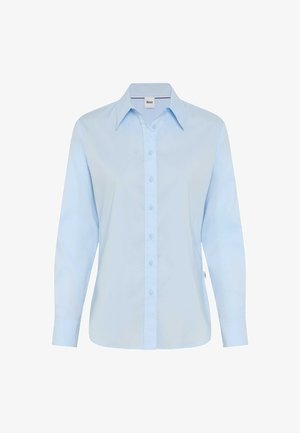 Camicia azzurro chiaro a maniche lunghe realizzata in un tessuto morbido. Presenta un colletto classico e una chiusura frontale con bottoni coordinati.