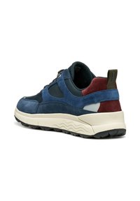 Sneaker in suede blu e nero con accenti bordeaux, suola chunky beige e dettagli testurizzati. Presenta lacci rotondi e un'etichetta per il sollevamento.