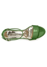 Grüne Lackleder-Sandale mit runder Zehenpartie, breitem Riemen an der Vorderseite, Knöchelriemen mit Schnalle und metallictöniger silberner Innensohle.