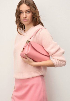 Sac à main en cuir rose avec une silhouette structurée et un dessus plat, doté d'une bandoulière unique et d'éléments en métal doré.