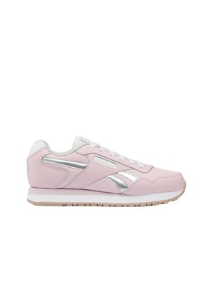 Sneaker bassa rosa chiaro con lacci bianchi, strisce laterali argento e suola in gomma marrone chiaro vista dal lato esterno.