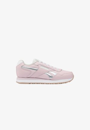 Sneaker bassa rosa chiaro con lacci bianchi, strisce laterali argento e suola in gomma marrone chiaro vista dal lato esterno.