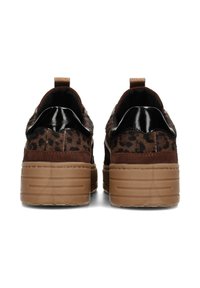 Sneaker marroni con texture leopardata, dotati di tacco nero lucido e suola spessa di colore beige. Include linguette per una facile vestibilità.