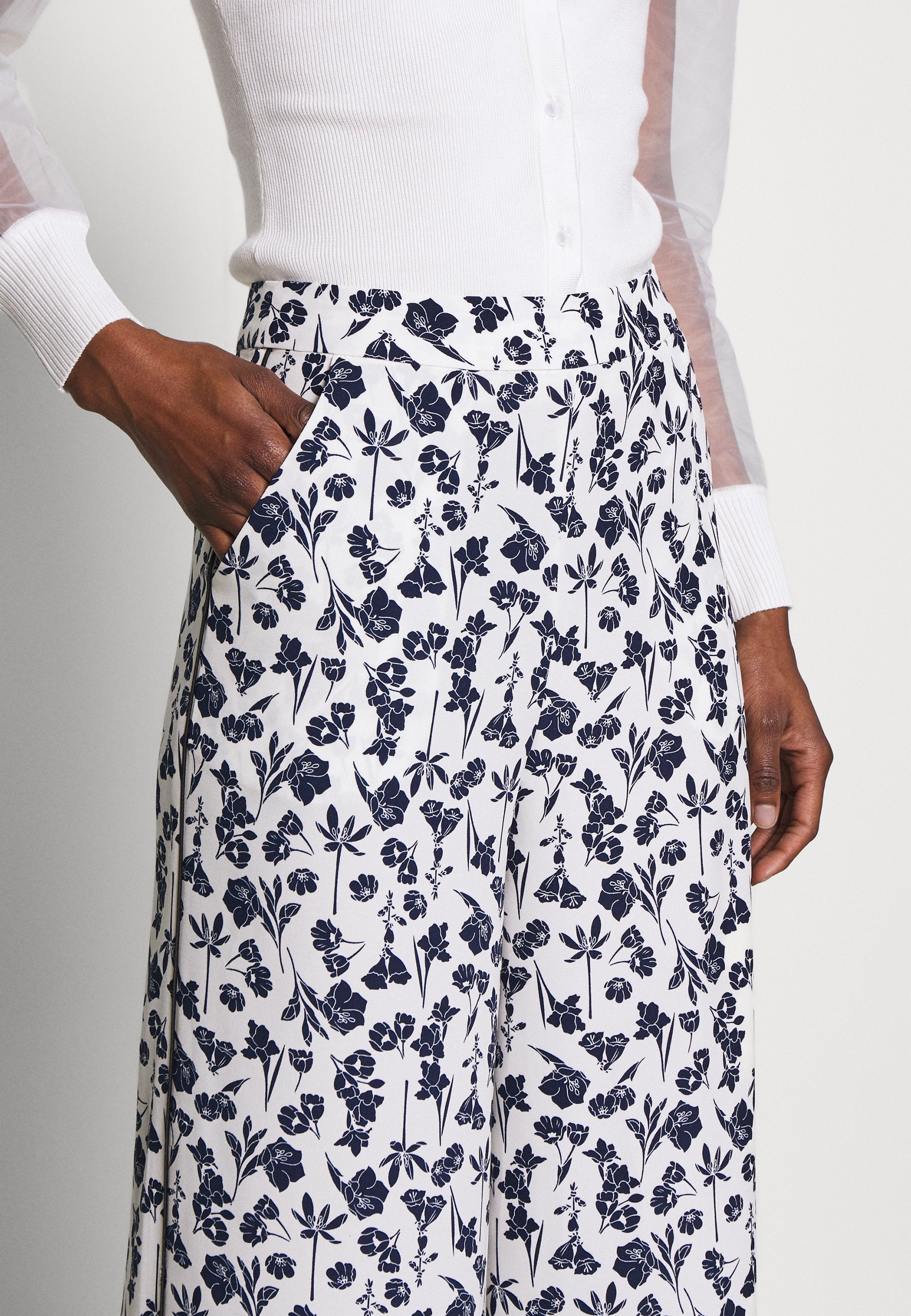 Missguided Tall FLORAL WIDE LEG TROUSERS Bukse white Missguided Tall FLORAL WIDE LEG TROUSERS - Bukse - white