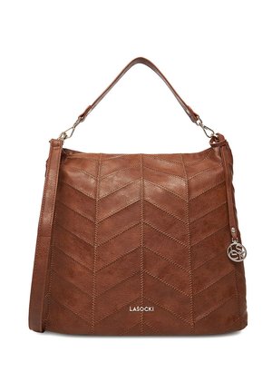 Bolso de cuero marrón con costuras en forma de chevron, asa superior única, correa de hombro desmontable y colgante con logo redondo plateado en el lateral.