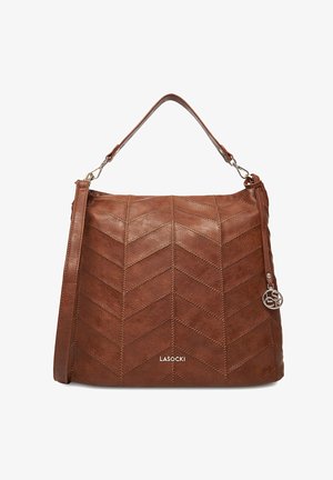 Bolso de cuero marrón con costuras en forma de chevron, asa superior única, correa de hombro desmontable y colgante con logo redondo plateado en el lateral.