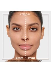 Image divisée montrant un visage coupé en deux : le côté gauche présente une peau lisse, tandis que le côté droit montre des textures et des imperfections. Fond neutre.