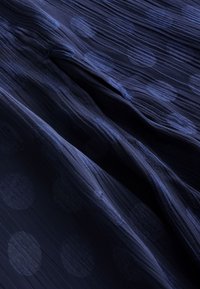 Neizbrano, navy blue polkadot