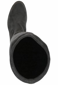 Bota de ante negra hasta la rodilla con un interior suave, puntera redonda y un diseño ligeramente holgado. Suela plana con detalles de hardware mínimos.