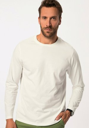 Weißes Langarm-T-Shirt mit Rundhalsausschnitt, aus weichem Stoff gefertigt, mit lässiger Passform, kombiniert mit grünen Hosen und einer Uhr.