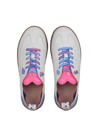 Sneaker bianchi in pelle con accenti rosa e viola, dotate di lacci in contrasto, una suola in gomma e una consistenza liscia.