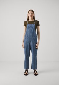 ONLY - ONLKARLA STRIPE - Overall /Buksedragter - medium blue denim Miniaturebillede 1