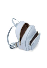 Sac à dos en cuir bleu clair avec trois compartiments zippés, forme arrondie, bretelles réglables et détails en matériel doré.