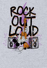 Grafická tričko s kreslenou myší hrající na kytaru, obklopenou fialovými a oranžovými skvrnami, s textem "ROCK OUT LOUD" tučně černě.