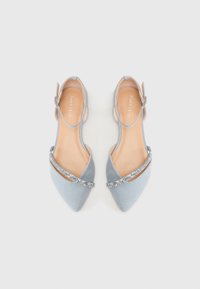 Ballerine slingback a punta in suede azzurro chiaro con una fascia decorativa di strass argentati e soletta beige.