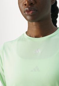 adidas Performance DESIGNED - T-shirt till träning - semi green spark