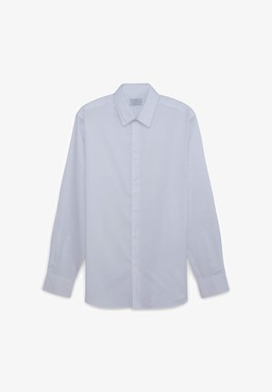 Chemise blanche à manches longues en tissu lisse ; présente une patte de boutonnage, un col classique et des poignets boutonnés.