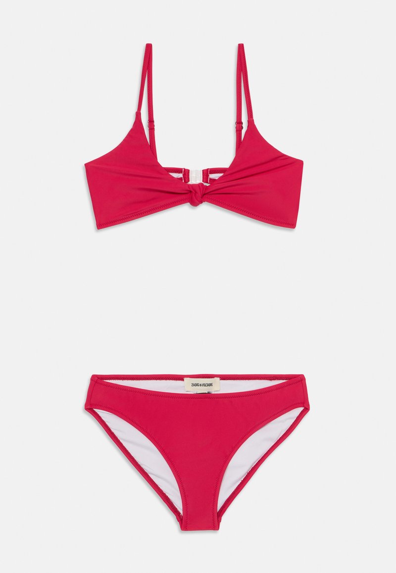 Röd bikiniuppsättning med en knuten topp med justerbara band och matchande högmidjade bottnar, tillverkad av stretchigt, glatt tyg.