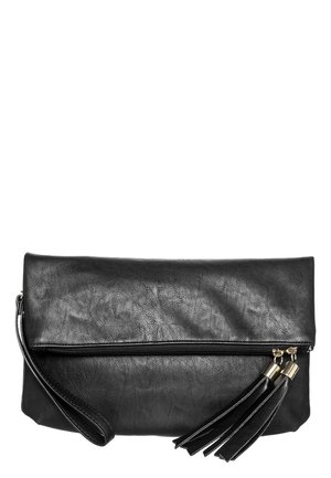 Schwarze Leder-Clutch mit Handgelenksriemen und zwei Quasten-Reißverschlüssen, oben umgeklappt.