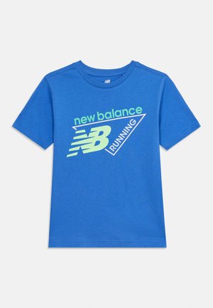 T-shirt bleu à manches courtes avec le logo New Balance en vert néon et blanc, et le mot "RUNNING" au centre devant.