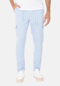Pantaloni cargo blu chiaro con vita regolabile, tasche laterali e texture morbida. Design slim fit e aspetto casual.