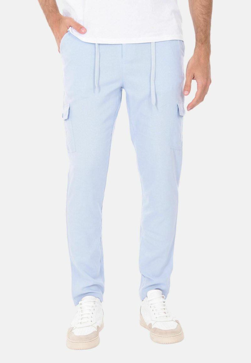 Pantaloni cargo blu chiaro con vita regolabile, tasche laterali e texture morbida. Design slim fit e aspetto casual.
