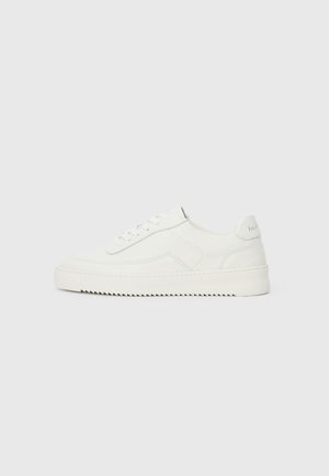 Sneaker bianche in pelle con finitura testurizzata, design con lacci, colletto imbottito e suola in gomma spessa con leggere scanalature.